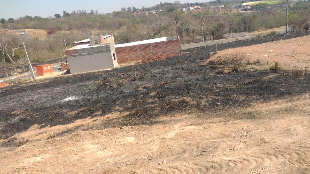 Terreno no Piazza Itália antes da obra, com o mato queimado