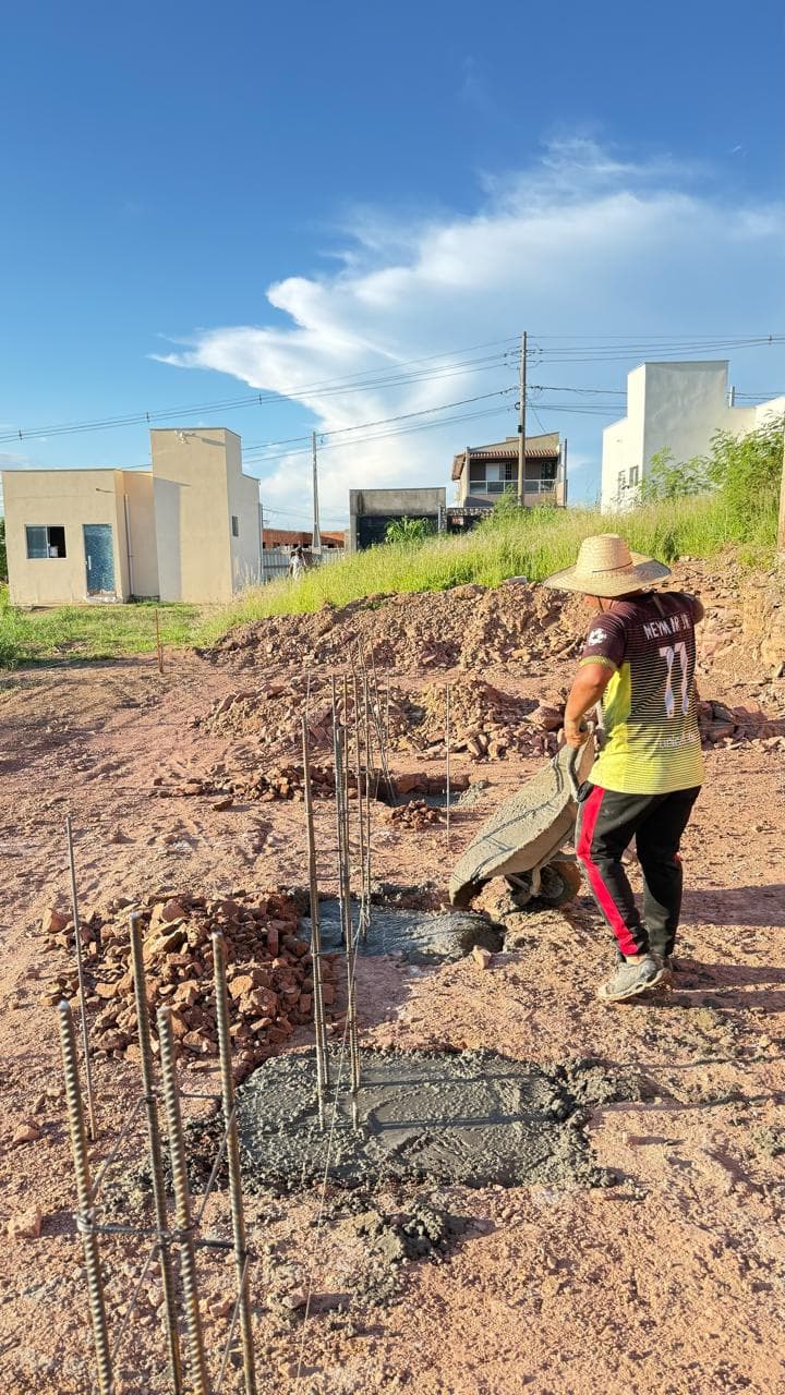 Equipe da Construtora Brandão concretando a fundação da obra