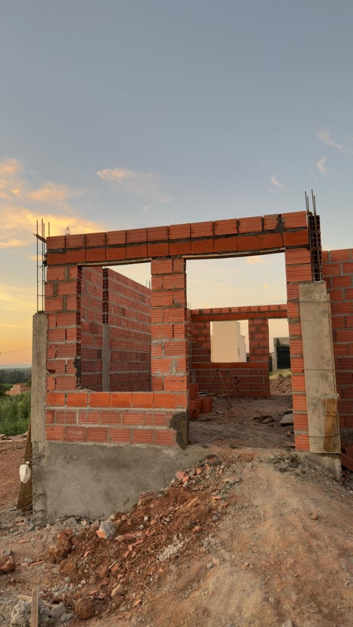 Obra da Construtora Brandão ao entardecer — casa erguida no Piazza Itália, Piracicaba